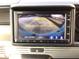 【バックカメラ】運転が苦手な方も車庫入れラクラクです!ギアをリバースに入れれば自動的に切り換わりますので、面倒な操作は不要です♪狭い駐車場もお車を傷つけず安心ですね!