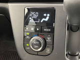 オートエアコンを装備しておりますので、四季を通じて車内を快適な温度に保つことが出来ます!高級感が有りますね!