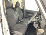 【4人乗りハーフレザーシート】ゆったりとした座り心地と、車内を広々と使える快適性に長けているので、快適な時間をお過ごしいただけます!