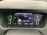 デジタル表示のスピードメーターとタコメーター、燃費やオドメーターなどの表示の他に、ホンダセンシング機能などの表示もできる多機能なマルチインフォメーション・ディスプレイです。