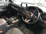 視線移動が少なくドライビングに専念できるコックピット。運転中に必要な「走行情報」とそれ以外の「便利・快適情報」を明確に分けてあるので情報を得る時に迷いを少なくしています。