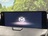 【12.3インチマツダコネクト】車内の雰囲気にマッチした大型ディスプレイ。スマホ接続でのナビ使用やBluetooth再生等、様々な機能が楽しめます。直感的なダイヤル操作が可能で、使い勝手も良好です。
