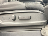 【パワーシート(電動シート)】シートを電動で、前後にスライドまたは上下の高さなどを調整することができます!細かい操作もスイッチ一つでできるので、とても便利です!