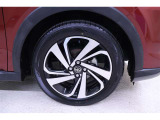 純正のアルミホイール装着。足元もお洒落ですね。タイヤサイズは195/60R17