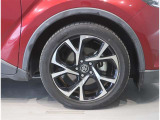 純正のアルミホイール装着車です。タイヤサイズは225/50R18です。