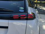 テールランプはライオンの爪あとをイメージさせるデザインです。LEDのコンビネーションランプで、おしゃれさを演出いたします。