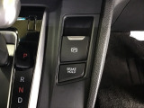 パーキングブレーキはスマートな電子制御式と合わせて渋滞時等にブレーキペダルから足を離しても停車状態を保持してくれるオートブレーキホールド機能で運転が楽になります。スタートはアクセルペダルを踏むだけ