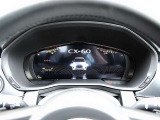 CX-60は、12.3インチの大画面TFTカラー液晶メーターを搭載。必要な情報を鮮明に表示し、高い視認性を確保。各種運転情報やナビ情報を集約し、運転中の視線移動を最小限に抑え、安全で快適なドライビングをサポート。