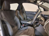 【コックピットシート】BMW車の主役席。車体中央にくる様に配置し車両重心とが一致する事でドライバーと車との一体感あるドライビングを実現。人間工学に基づき形成した形状が長時間のドライブ疲労も軽減します!