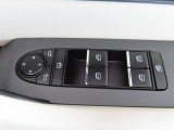運転席のパワーウインドースイッチ部です。よく触れる場所だからこそ、使用状態があらわれますよね。ぜひこうした所もチェックしてください。