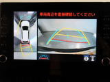 パノラミックビューモニター付きです。車両を上から見たような映像をモニター画面に表示。運転席からの目視では見にくい、車両周辺の状況をリアルタイムでしっかり確認できます。