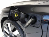 専用コードを接続するだけで簡単に充電が行えます。プラグインハイブリッドモデルRecharge PHEV T6 AWDは、走行中の充電のほか、自宅などに設置された充電機器からの充電が可能です。