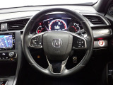 ハンドル左側にはオーディオ操作が出来るオーディオリモートコントロールスイッチ、右側にはHonda SENSINGとオートクルーズコントロールのスイッチを装備!