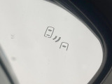 【ブラインドスポットモニター】走行中、ドアミラーの死角になりやすい箇所に後続車が接近するとサイドミラーのレンズに警告を表示!ドライバーに注意喚起をしてくれます。