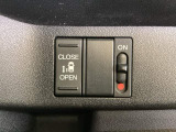片側パワースライドドアが付いています。ワンタッチで簡単にお子様でも、お年寄りの方でも、開閉できますからとても便利です。キーレスや車内スイッチでも自動でドアの開閉ができます。