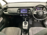 車内は光触媒抗菌消臭施工済です。スタイリッシュなデザインでスポーティなインパネ周りを演出します。グローブボックスやカップホルダーのほかにトレーなどたくさんの収納スペースが付いています。
