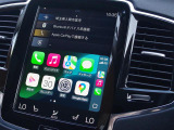 マットブラックにホワイトのLIBERALAのロゴの建物と看板が目印です。