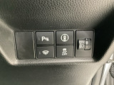 ハンドルの右側にはヘッドライトレベライザーとHondaセンシング用のVSA解除スイッチなどがついています。ヘッドライトレベライザーは道路状況や積荷の加重に応じてライトの高さを調節できます。