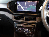 VW純正インフォティメントシステム「DiscoverPro」大変使いやすいタッチパネル型ナビゲーションでETC2.0とエンブレム内蔵バックカメラが付いています。