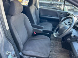 運転席まわりには十分なスペースがあり、大柄な方でもゆったり運転していただける環境です。