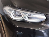 【LEDヘッドライト】先進のLEDテクノロジーを採用。放射される白色光の周波特性は太陽光に近く、バイキセノン・ヘッドライトを上回るコントラストで更に明るく輝きます!