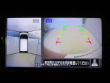 アラウンドビューモニター搭載。車体を4方向のカメラで「上から見下ろしたような映像」を映します。車庫入れが苦手な方も映像サポートでラクラク駐車できます。