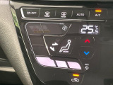 【オートエアコン】一度お好みの温度に設定すれば、車内の温度を検知し風量や温度を自動で調整。暑い…寒い…と何度もスイッチ操作をする必要はありません。快適な車内空間には必須の機能ですね♪