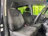 運転席まわりには十分なスペースがあり、大柄な方でもゆったり運転していただける環境です。