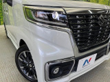 【LEDヘッドライト】悪天候や夜間走行時も良好な視界を確保し安心して運転できる高輝度LEDヘッドライトを装備!点灯速度が早く、消費電力も抑えられています。