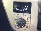 【オートエアコン】一度お好みの温度に設定すれば、車内の温度を検知し風量や温度を自動で調整。暑い…寒い…と何度もスイッチ操作をする必要はありません。快適な車内空間には必須の機能ですね♪