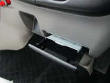 シフトレバーの下側に灰皿(希少)が付いています。車内にタバコの臭いはありません。