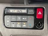 【オートエアコン】一度お好みの温度に設定すれば、車内の温度を検知し風量や温度を自動で調整。暑い…寒い…と何度もスイッチ操作をする必要はありません。快適な車内空間には必須の機能ですね♪