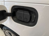PHEV(プラグインハイブリッド)モデルです。EVとガソリン走行モードに切り替えることができます。EV走行モードで満充電約100Km(カタログ値)走行が可能です。