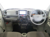 ベージュとグレーを基調としたデザインの運転席です。全体的に大きなキズ無く綺麗です。