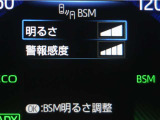 隣車線を走る車両をレーダーで検知し、ドアミラーでは確認しにくい後側方エリアに存在する車両に加え、急接近してくる車両も検知します。車両を検知するとドアミラーに搭載されたLEDインジケーターが点灯します。