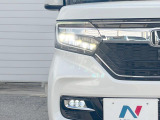 【LEDヘッドライト】悪天候や夜間走行時も良好な視界を確保し安心して運転できる高輝度LEDヘッドライトを装備!点灯速度が早く、消費電力も抑えられています。