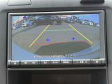 シフトレバーを「R」に入れると、自動的に車両後方がカラーでモニターに表示されます。目安線も表示されるので、分かりやすいですね!!