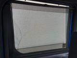 【ロールシェード】日差しや車外からの光が眩しいときにサッと引き出して使える、ロール格納タイプのサンシェードを装備。後席に乗ったお子様がウトウトしだした時など、ぜひご活用ください♪
