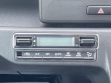 【オートエアコン】一度お好みの温度に設定すれば、車内の温度を検知し風量や温度を自動で調整。暑い…寒い…と何度もスイッチ操作をする必要はありません。快適な車内空間には必須の機能ですね♪