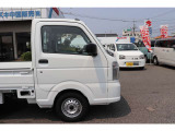 届出済未使用車・5速マニュアル・切り替え式4WD・作業灯・アッパーメンバーガード・エアコン・パワステ・オートライト・パワーウインドウ・キーレス・スズキセーフティサポート