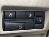 【アイドリングストップ】赤信号や渋滞で停車した際にエンジンを停止し、無駄な燃料の消費を抑えます。燃費向上や環境保護につなげる機能♪エンジンはブレーキを離せば再始動します。