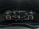 スピードメーターなどの運転に必要な計器とともに、オーディオ・電話の操作画面や地図などを表示。レイアウトはステアリングスイッチで切り替えでき運転に集中しながら必要な情報を瞬時に得ることが可能。
