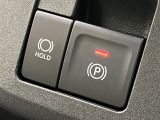 【電動パーキングブレーキ】パーキングブレーキは便利な電動式!ボタン一つで操作でき、アクセルを踏めば自動で解除されます♪レバーやペダルが無いので運転席廻りもすっきりしますね♪