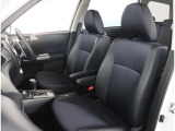 長時間の運転も疲れにくいフロントシート!体をしっかり支えてくれて運転がしやすい形状です!