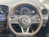 【純正革巻きステアリング】上質な革を使用することで、手にしっかり馴染みとても運転しやすいハンドルです♪