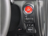 ボタンでエンジン始動が可能な、プッシュスタート機能搭載!もしもの時の、盗難警報装置イモビライザーも同時に装備されております! キーレスのボタン、もしくは、ドアハンドルのスイッチセンサーで開閉可能です!