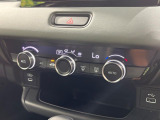 【オートエアコン】一度お好みの温度に設定すれば、車内の温度を検知し風量や温度を自動で調整。暑い…寒い…と何度もスイッチ操作をする必要はありません。快適な車内空間には必須の機能ですね♪