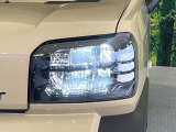 【LEDヘッドライト】悪天候や夜間走行時も良好な視界を確保し安心して運転できる高輝度LEDヘッドライトを装備!点灯速度が早く、消費電力も抑えられています。