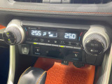 【シートベンチレーション】夏場は涼しい風でお尻や背中の熱やムレを防ぎ、冬はエアコンよりも早く温まってポカポカに!季節を問わず快適に過ごせます。