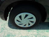 タイヤ残り溝が1.6mmになる目安として「スリップサイン」が設けられています。この車はまだまだ残ってますので、安心してお乗り頂けます!